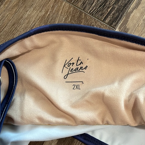 Kortni Jeane V-d Crop Top- Blue Stars - Picture 3 of 7